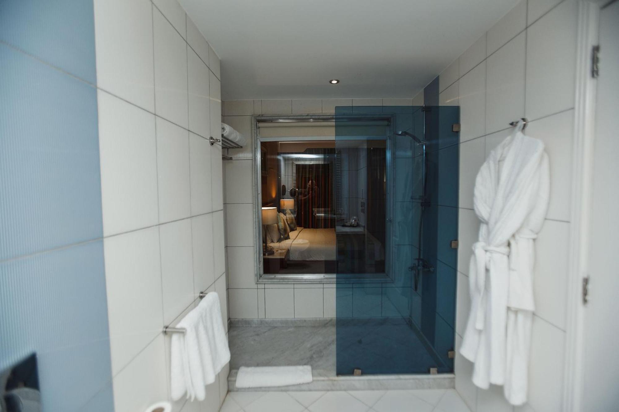 Hotel Xperience Kiroseiz Parkland Sharm El-Sheikh Exterior foto A shower with a sliding door